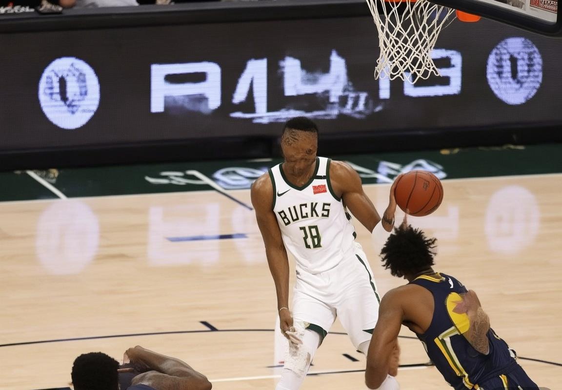 密尔沃基雄鹿惨遭逆转，扬尼斯·阿德托昆博缺阵暴露季后赛隐患，攻防体系亟待调整